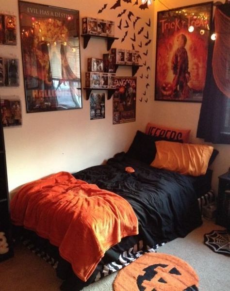 Spooky Bedroom, Halloween Bedroom Decor, Halloween Bedroom, Halloween Room Decor, Modern Halloween, Diy Halloween Decor, Halloween Tattoo, Fall Bedroom, Decoration Halloween