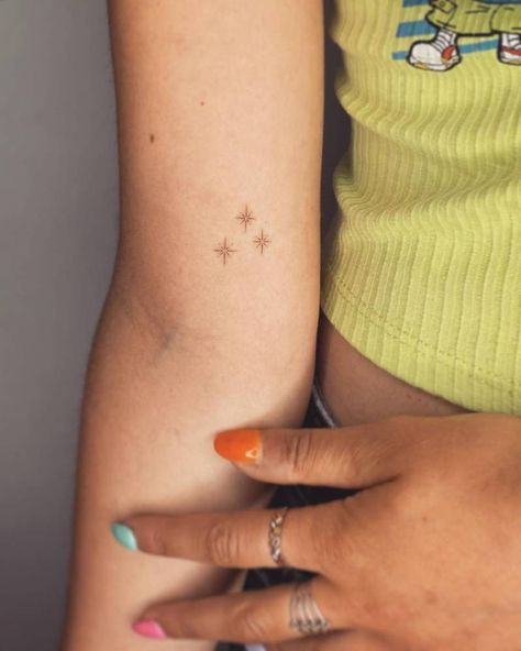 Tiny stars tattooed on the inner arm, minimalistic Fine Line Tattoo Stars, Arm Tattoos Stars, Tattoos Stars, Back Of Ankle Tattoo, Inner Elbow Tattoos, Small Star Tattoos, Inner Arm Tattoos, Artsy Tattoos, Astronomy Stars