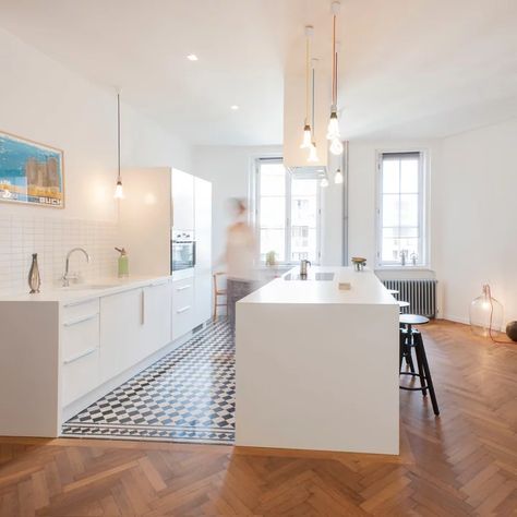 Kitchen Design Modern Contemporary, Tile To Wood Transition, Black Kitchen Table, White Kitchen Backsplash, Modern Kitchen Island, Contemporary Kitchen Design, Kitchen Floor Tile, Kitchen Extension, Spacious Kitchens