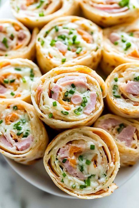 Pin Wheel Recipes Ham And Cheese, Ham Pinwheels Cream Cheese, Pinwheels Appetizers, Ham And Cheese Rolls, Ham Pinwheels, Ham And Cheese Pinwheels, Savory Ham, Pin Wheels, Cheese Pinwheels