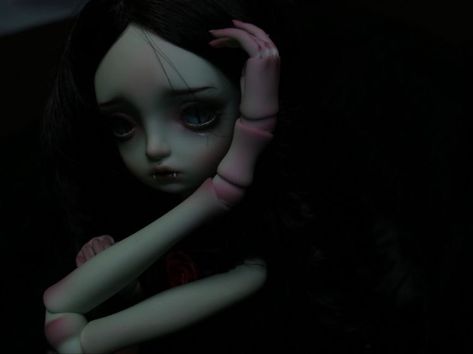 Doll Aesthetic Creepy, Creepy Doll Aesthetic, Lips Painting, Sarah Lynn, Blythe Dolls For Sale, Doll Aesthetic, Haunted Dolls, Gothic Dolls, Lowbrow Art