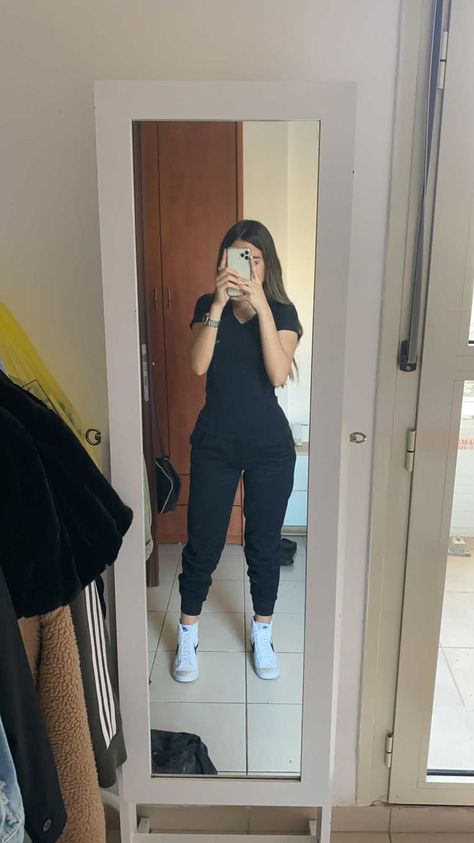 Doctor Appointment Outfit, Nurse Outfit Scrubs, Medical Scrubs Fashion, Look Kylie Jenner, Medical Scrubs Outfit, Doctor Outfit, Cute Scrubs, Scrubs Outfit, Mode Zara