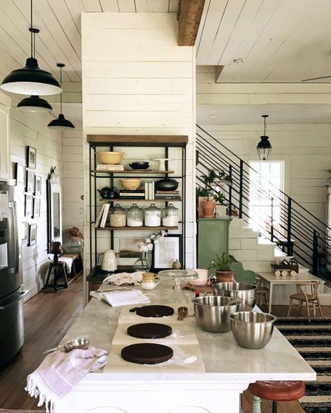 Where Do Chip and Joanna Gaines Live? Photos of Waco Home Stile Joanna Gaines, Gaines Kitchen, Joanna Gaines Instagram, Joanna Gaines Kitchen, Joanna Gaines House, Joanna Gaines Decor, Joanna Gaines Farmhouse, Comfortable Patio Furniture, Chip Gaines