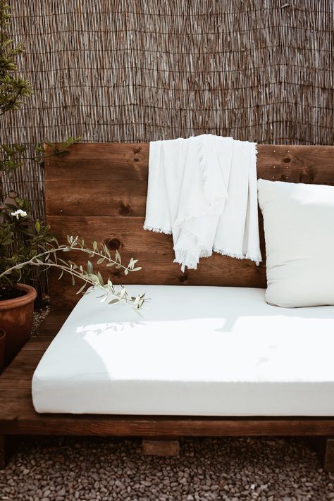 Outdoor Couch Plans, Diy Outdoor Couch, U Couch, Outdoor Couch Cushions, Outdoor Couch Diy, Outdoor Sofa Diy, Diy Exterior, Wooden Couch, Diy Daybed