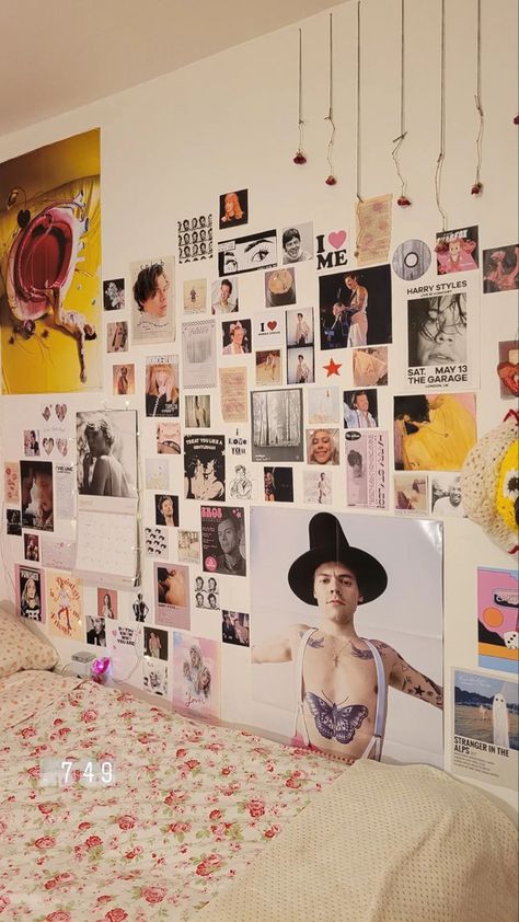 Harry Styles Room Inspiration, Room Ideas Harry Styles, Harry Styles Themed Room, Harry Styles Room Decor Aesthetic, One Direction Room, Harry Coded, Harry Core, Wall Art Diy Paint, Pinterest Room Decor