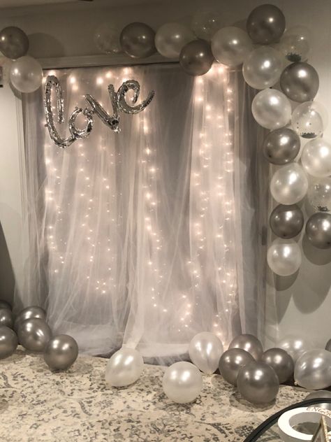 Tulle backdrop with lights + gray, gray confetti, and pearl white balloons Simple Decorations For Anniversary, Pearl White Party Decorations, White And Silver Photo Backdrop, White And Grey Birthday Decorations, White Themed Birthday Party Decorations, White And Shimmer Party, White Balloon Decorations Birthday, Dekore Per Ditelindje, Tulle Backdrop With Balloons