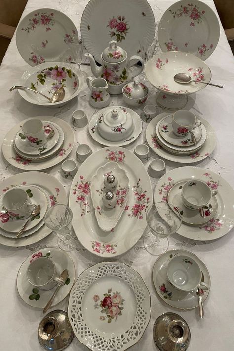 Cute Tea Sets, Tea Set Aesthetic, Aesthetic Dishes, Tea And Breakfast, American Classic Interior, Pink Flowers Roses, Dishes Sets, Vintage Breakfast, Vintage Tea Cups