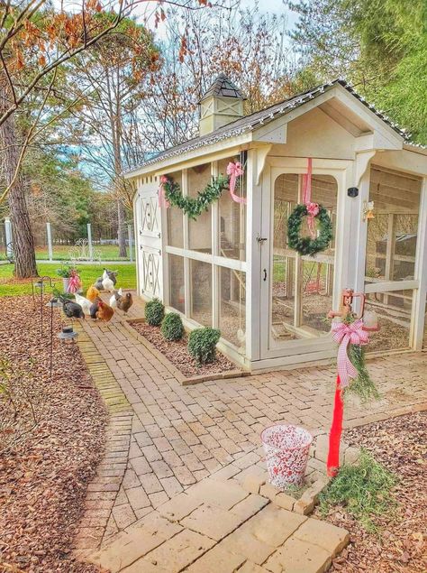 Sunday Christmas, Happy Day Farm, Afternoon Drive, Cute Chicken Coops, Chicken Coop Garden, Chicken Coop Decor, Backyard Chicken Coop Plans, Fancy Chickens, Chicken Coop Run