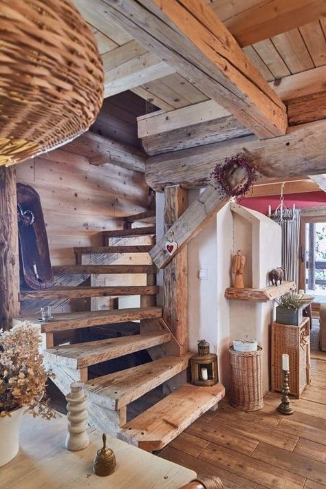 Rustic Staircase, Rustic Stairs, Interior Design Per La Casa, Rustic Home Design, Wooden Stairs, Bedroom Boho, Staircase Design, Cabin Homes, Stairs Design