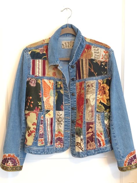 Patchwork Jeans Outfit, Upcycled Jackets, Patchwork Denim Skirt, Quilted Clothing, Diy Denim Jacket, Jeans Patchwork, Jeans Trend, Patchwork Clothes, Embellished Denim Jacket