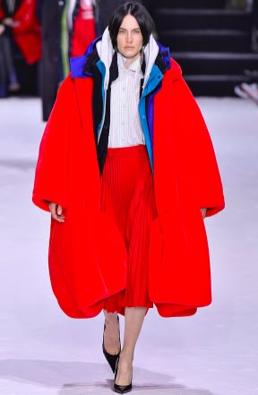 Ridiculously Oversized Coats Are Fall 2018’s comfiest trend. This model is on the runway during the Balenciaga fall/winter 2018 show in Paris. Extremely oversized outwear might seem a little over the top for day-to-day wear, but, as with most trends, there’s a way to rock it in real life. Mackenzie Hansen (week 3) Oversized Runway, Hoco Fits, Junk Kouture, Coat Inspiration, Oversized Coats, Jeff Koons, Cozy Coats, Oversize Fashion, Oversized Coat