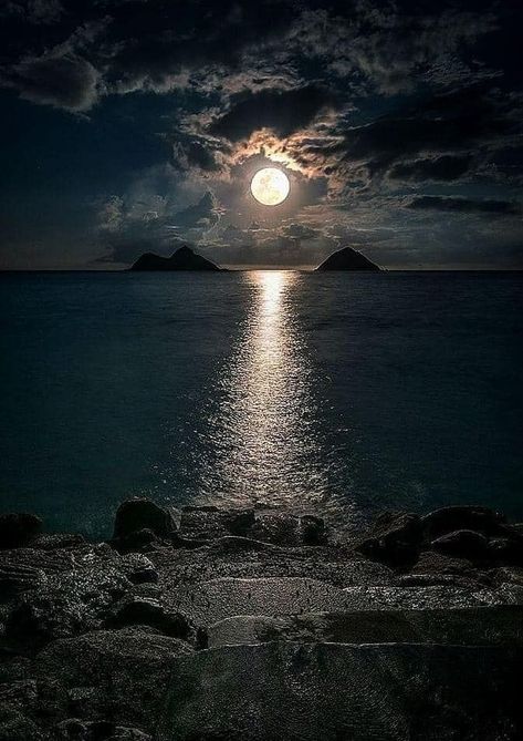 “Good night moon, shine on. Moon over Oahu in Hawaii The moon, along with the ocean waves, brings some calm and peace ” Full Moon Pictures, Full Moon Photography, Beautiful Moon Pictures, Moon And Stars Wallpaper, Moon Sea, Moon Pics, Night Sky Moon, Ocean At Night, Night Sky Photography