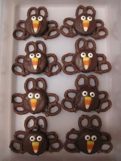 Turkey Pretzel Treats, Desserts For Thanksgiving, Thanksgiving Turkey Treats, Chocolate Turkey, Turkey Treats, Thanksgiving Snacks, Thanksgiving Cakes, Diy Desserts, Thanksgiving Treats