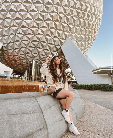 Epcot Photo Ideas, Disneyworld Pictures, Disneyworld Outfits, Disneyworld Outfit, Epcot Outfit, Disney Park Outfit, Disney Poses, Disney Trip Outfits, Disney Outfits Women