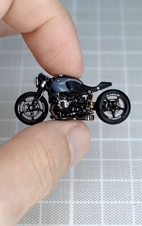 Model Car Kits, Motorcycle Model Kits, Bmw Bike, Gadget Tecnologici, Hot Wheels Garage, Motor Mobil, Мотоциклы Cafe Racers, Miniature Cars, Custom Hot Wheels