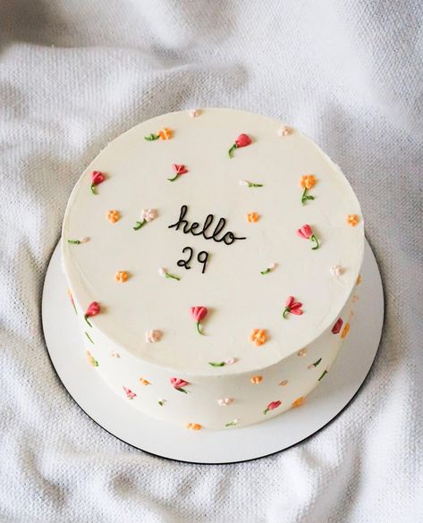 Minimal Floral Cake, Minimal Birthday Cake, 29th Birthday Cakes, Simple Birthday Cake Designs, Floral Birthday Cake, Pastry Chocolate, Small Birthday Cakes, Birthday Cake Decorating Ideas, Vintage Birthday Cakes