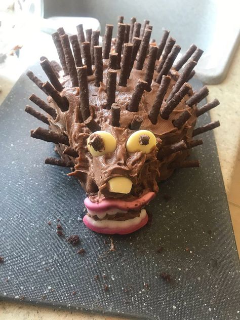 Hilariously Terrible Hedgehog Cake Fails Porcupine Cake, Scary Cake, Goofy Cake, Scary Cakes, Bad Cakes, Baking Fails, Japanese Knotweed, Cooking Fails, Ugly Cakes