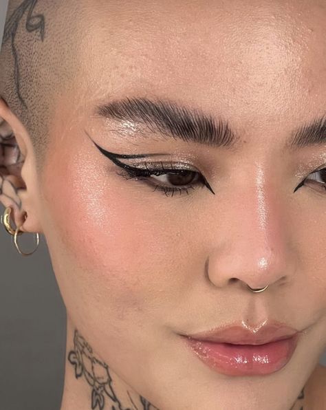 Subtle Punk Makeup, Colored Eyeliner Ideas, Techno Makeup Rave, Hiphop Makeup, Techno Makeup, Smokey Eyeliner, Punk Makeup, Learn Makeup, Alt Makeup