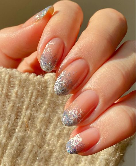 Delicate Christmas Nails, Almond Gel Nails Winter, Nails Acrylic Winter Classy, Christmas Minimalist Nails, Minimalist Winter Nails, Winter Formal Nails, Simple Christmas Nails Winter, Elegant Winter Nails, Christmas Nails Easy