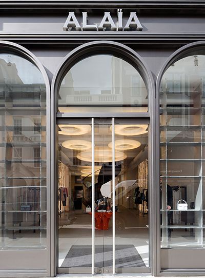 Nulty - Alaïa, Bond Street, London - Facade Luxury Retail Flagship Arched Entrance Glass Windows Integrated Lighting Interior Feature Pendants Mall Name Ideas, Retail Facade Shop Fronts, Arches Facade, Luxury Store Interior, Facade Retail, Modern Arches, Arch Facade, Arch Entrance, Restaurant Facade