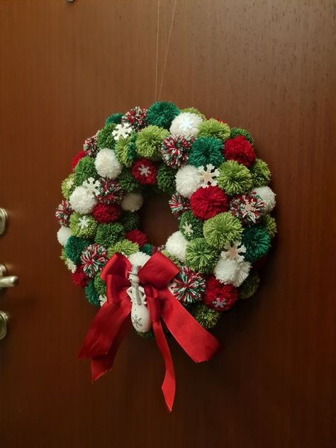 Pompom Christmas Wreath, Portal Christmas Tree, Christmas Pom Pom Wreath, Unconventional Christmas Trees, Christmas Pom Pom Crafts, Pompon Diy, Christmas Table Decorations Diy, Christmas Door Hangings, Christmas Pom Pom