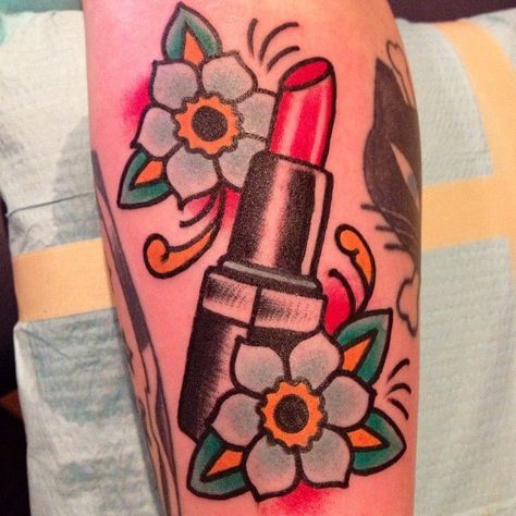 Lipstick Tattoos, Thigh Tat, Linework Tattoo, Lipstick Designs, Writing Tattoos, Lip Tattoos, 1 Tattoo, Makeup Tattoos, Girly Tattoos