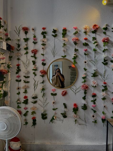 flower wall, flower wall backdrop, flower wal decor, flower wall bedroom, cute wall decor bedroom, cute wall decor, cute wall decor ideas, cute wall designs, cute wall decorstions, flower wall decorations, girl room ideas, girl room decor, girl room decor ideas, cute decor, cute decorations for bedrooms, cute shop decor, boba shop decor, hanging flower wall, hanging flower decor, hanging flower wall decor Bedroom Wall Decor Simple, Diy Flowers For Wall Decor, Flower Themed Dorm Room, Fake Flowers Wall Decor, Fake Flowers On Wall, Flower Wall Backdrop Bedroom, Decorating Blank Wall, Hanging Flowers On Wall, Cute Wall Designs