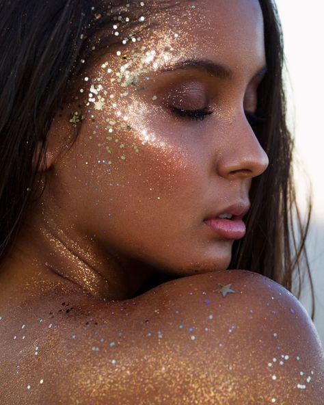 Glitter No Rosto, Glitter Photo Shoots, Pinterest Pretty, Glitter Photography, Body Art Photography, Beautiful Food Photography, Shotting Photo, Creative Photoshoot Ideas, Photographie Portrait Inspiration