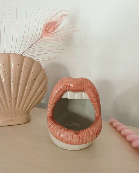 Weird Ashtrays Clay, Highschool Ceramic Projects, Ashtray Clay Ideas, Air Dry Clay Ashtray Diy, Air Dry Clay Sculpture Ideas, Clay Mouth, Diy Clay Ashtray, Clay Sculpture Ideas For Beginners, Clay Ashtray Ideas