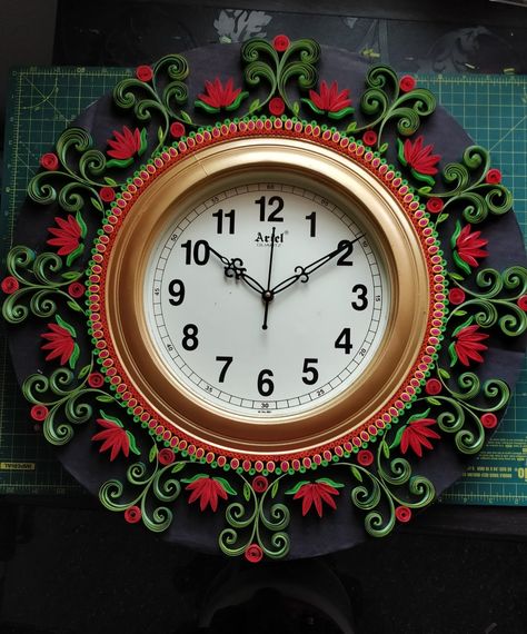 It took me 6 hours to plan and complete this quilled clock ... I used 10mm quilling strips. Quilling Wall Clock, Quilling Clock, Handmade Clocks, Quilled Jewellery, Lippan Art, Quilling Ideas, Diy Wall Art Decor, Kitchen Wall Clocks, Quilling Techniques