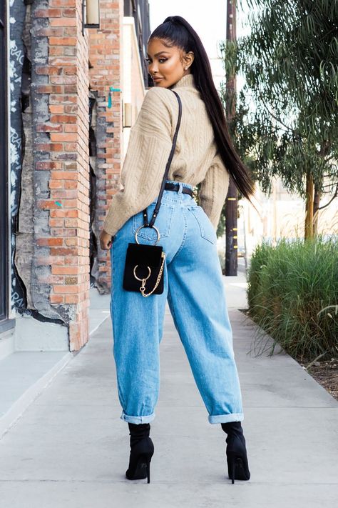 f337d999d9ad116a7b4f3d409fcc6480desc52927638ri Look Kylie Jenner, Mom Jeans Outfit, Outfit Jeans, Outfit Black, Looks Street Style, High Rise Mom Jeans, Jeans Outfit, Looks Chic, Mode Inspiration