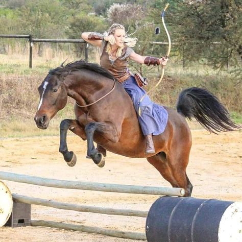 Photo from the Mounted archery association of South Africa? Wow just wow, I envy the talent. Archery Poses, Horse Archery, Mounted Archery, Armadura Medieval, An Arrow, Horse Drawing, Horse Blankets, Horse Jumping, Pretty Horses