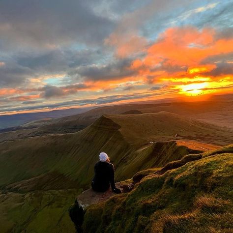 VisitBritain 🇬🇧 on X: "A moody sunrise from Pen-Y-Fan, the highest mountain in southern Britain. Who said Mondays can't be bright?! 😉🌤️ 📍 Brecon Beacons National Park, South Wales 📸@happywelshfeet https://t.co/NqnW20JQCM" / X Pen Y Fan, Brecon Beacons, South Wales, Summer Adventures, Hiking, National Parks, Around The Worlds, Travel