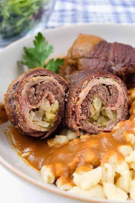 German Rouladen, Asian Ribs, Rouladen Recipe, Beef Rouladen, German Food Authentic, Potatoes Easy, Beef Roll, Diner Recept, Clam Recipes