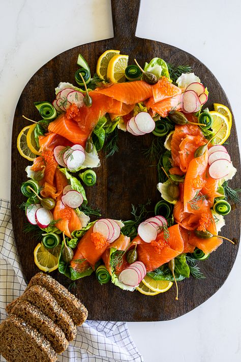 Smoked Salmon Board Ideas, Salad Platters, Salad Wreath, Christmas Salmon, Smoked Salmon Platter, Salmon Platter, Smoked Salmon Appetizer, Salmon Appetizer, Smoked Salmon Salad