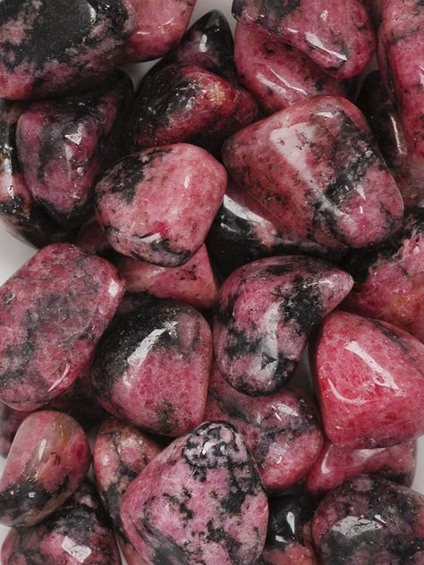 Pretty Rocks Stones, Crystal Rhodonite, Rhodonite Meaning, Healing Crystals For You, Crystal Vibes, Crystal Aesthetic, Pretty Rocks, Cool Rocks, Minerals And Gemstones