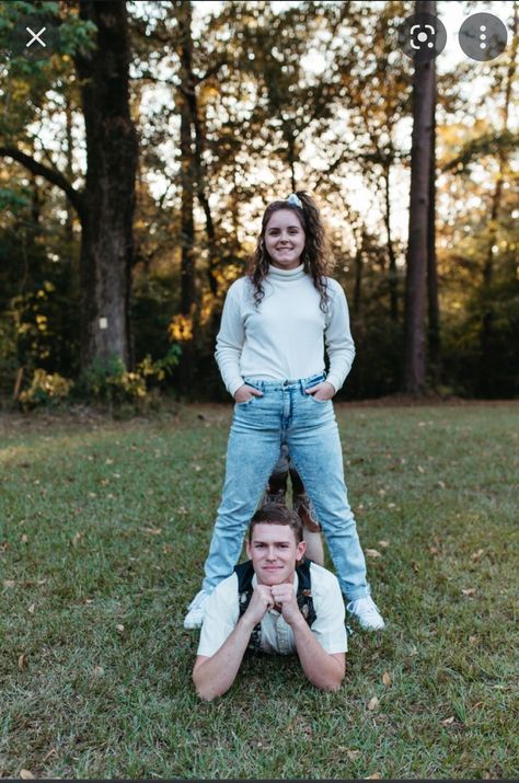 Hilarious Couple Photos, Cringe Maternity Shoot, Awkward Couples Pictures, Funny Couple Photo Ideas, Awkward Family Picture Poses, 80s Awkward Photos, Silly Friend Photoshoot, Akward Couple Poses, 80s Cringe Photoshoot