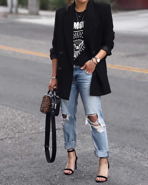 Blazer Graphic Tshirt Jeans Women, Blazer Concert Outfit, What To Wear To A Rock Concert Over 40, Pop Rock Concert Outfit, Rock Chick Outfits, Velvet Jacket Outfit, Women Over 40 Fashion, Black Tshirt Outfit, Rock Chick Style