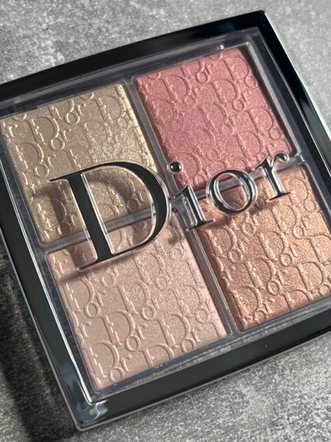 Dior Highlighter, Makeup Boutique, 90s Makeup Look, Dior Cosmetics, 90s Makeup, Expensive Makeup, Makeup Accesories, Perfume Body Spray, Dior Makeup