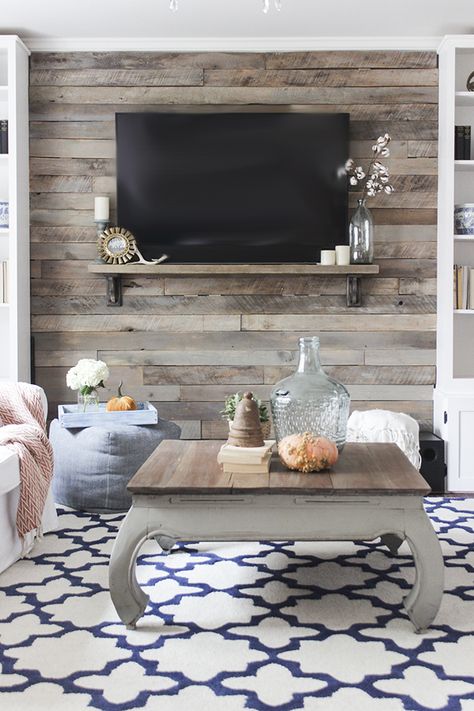 How to build a pallet accent wall with TV mounted on top. Link to tutorial show show to hide all wires plus safety tips on using the correct type of pallet. Pallet Wall Ideas, Pallet Accent Wall, Tv Fal, Diy Pallet Wall, Pallet Walls, White Shiplap Wall, Fa Fal, Plank Walls, Pallet Wall