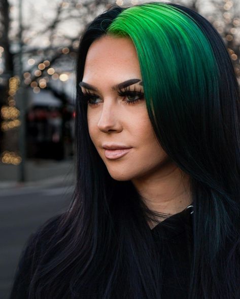 Black Roots Green Hair, Neon Roots Black Hair, Vivid Roots Hair, Rainbow Ghost Roots, Colorful Roots Dark Hair, Subtle Vivid Hair Color Ideas, Green Ghost Roots, Ghost Roots Short Hair, Black Hair With Colored Roots