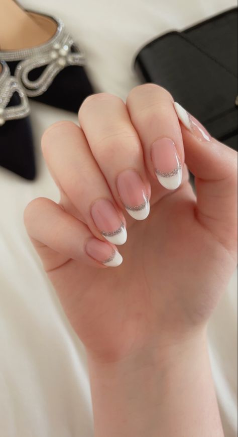 French Tip White And Silver, French With Silver Nails, Cute French Nails Ideas With Glitter, Almond French Tip Nails With Silver, White And Sparkle French Tip, French Manicure Silver Line, White French Tip Nails Gilter, Almond French Tip Nails With Silver Line, White French Tips With Sparkle