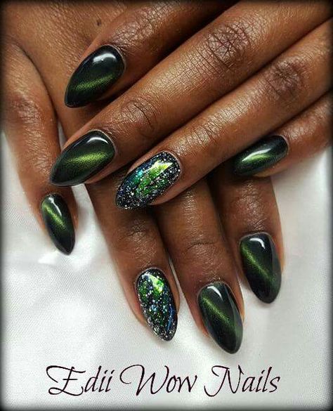 Emerald Green Cats Eye Nails, Cat's Eye Nail Design, Cateye Nails Fall, Cat Eye Sparkle Nails, Cateyes Nails Christmas, New Years Nails Cat Eye, Cat Eye Nails Design Christmas, Cateyes Nails Green, Black Green Cat Eye Nails