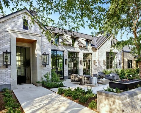 Timeless Farmhouse Style Modern Home - Phoenix, Arizona California Ranch Style Homes Exterior, California Ranch Style Homes, Modern Cottage Style, Timeless Farmhouse, Modern Ranch House, California Wine Country, Modern Ranch, Modern Farmhouse Exterior, Ranch Style Homes