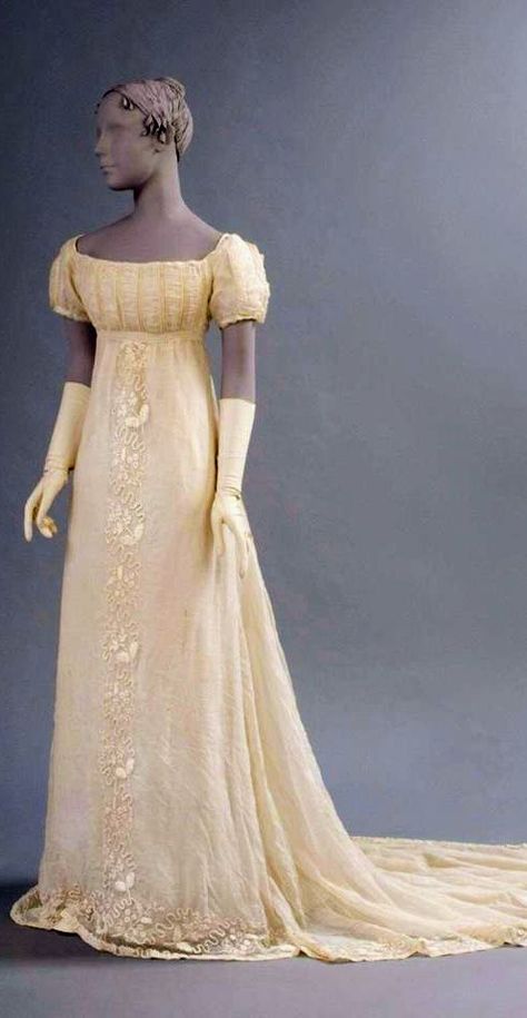 Empire Dress 1800s, Bridergton Outfit Aesthetic, 1820s Dress Ball Gowns, Regency Ball Dress, 1810s Wedding Dress, Regency Era Costume, Regency Womens Fashion, Yellow Regency Dress, Gold Regency Dress