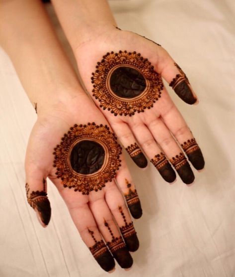 Mehendi Designs Palms Modern, Mehandi Round Designs, Pretty Henna Designs Palm, Circle Mehndi Designs Palm, Easy Round Mehndi Designs, Eid Mehndi Designs Moon, Simple Round Mehndi Designs, Mehndi Palm Designs, Mehendi Designs For Hands Simple Palm