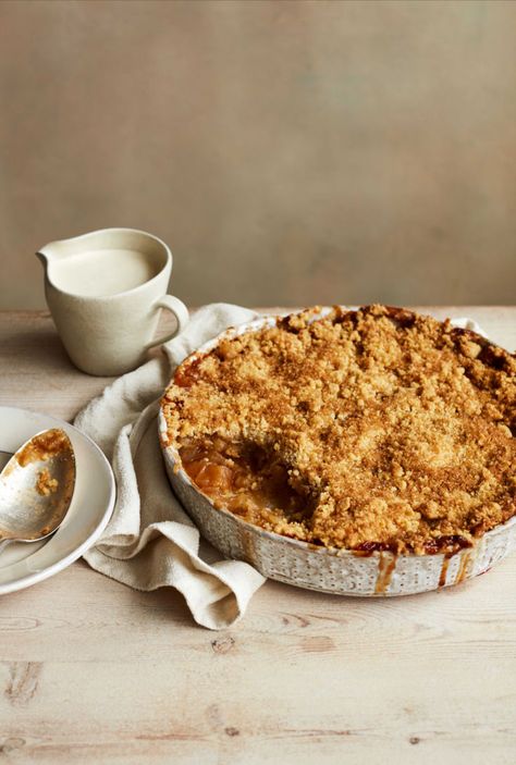 Finished with a buttery crumble topping, this classic dessert from Mary Makes It Easy is a one to pull out for cold wintery evenings. Mary Makes It Easy, Savoury Crumble, Autumn Baking, Mary Berry Recipe, Apple Crumble Recipe, Crumble Recipe, Winter Desserts, Berries Recipes, Cooked Apples