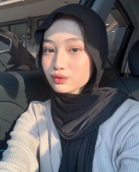 Selfie Hijab, Celana Kargo, Foto Cewek Hijab Aesthetic, Hijab Teen, Best Instagram Feeds, Hijab Aesthetic, Arabian Beauty Women, Muslim Women Hijab, Selfie Ideas Instagram