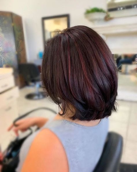 Red Highlights In Brown Hair, Wine Hair Color, Maroon Hair, Red Hair Color Ideas, Highlight Hair, Short Hair Highlights, Wine Red Hair, Short Red Hair, Short Dark Hair