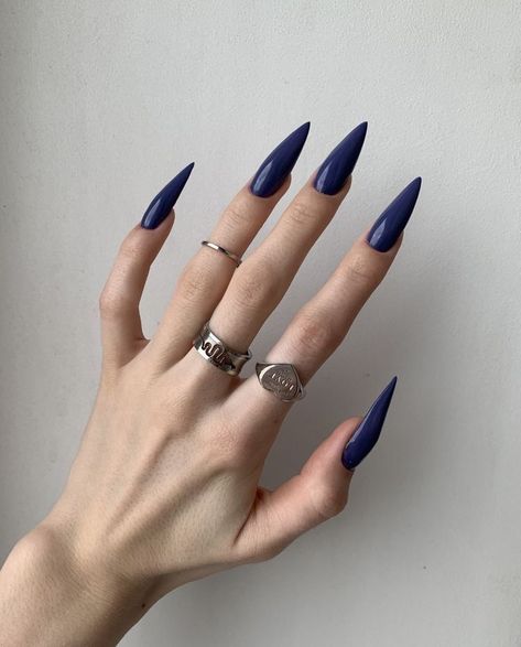 Blue nails 💙 Blue Pointy Acrylic Nails, Dark Blue Stilletos Nails, Blue Sharp Nails, Navy Blue Stiletto Nails, Long Dark Blue Nails, Blue Pointy Nails, Dark Elegant Nails, Blue Nails Stiletto, Dark Blue Nails Ideas